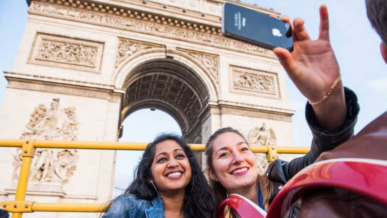 paris bus tourists