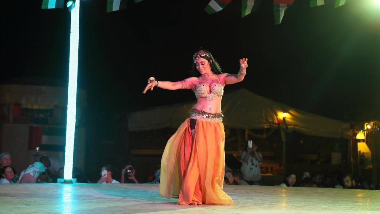 belly dancers and Tanoura dance in dubai desert safari tour