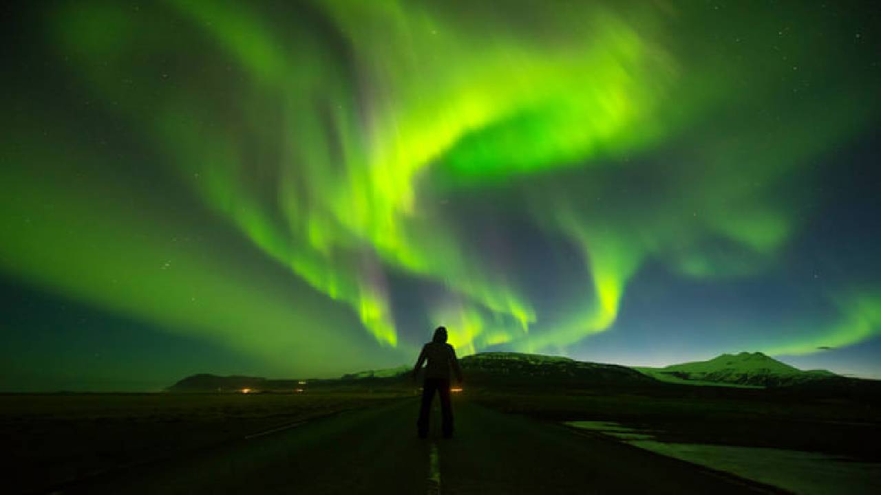 Cozy Northern Lights Tour with Icelandic Treats