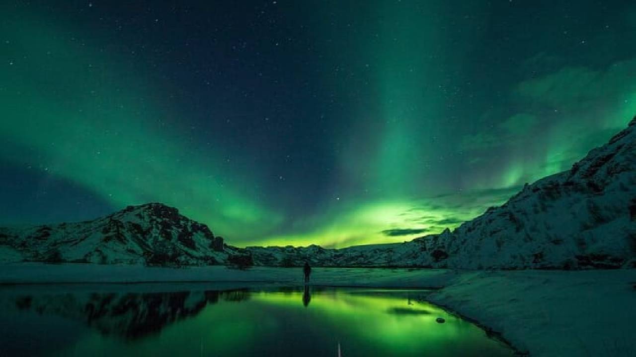Cozy Northern Lights Tour with Icelandic Treats