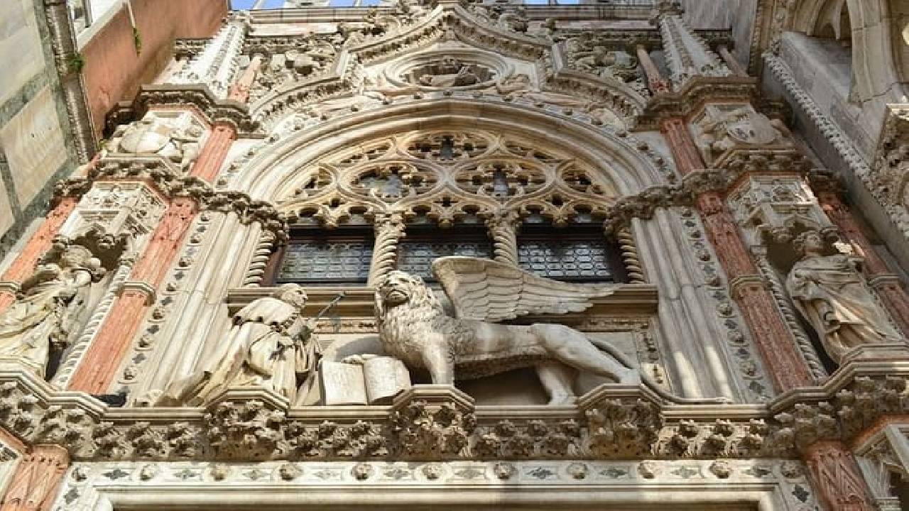  Venice: Magnificent Doge's Palace & St. Mark's Square