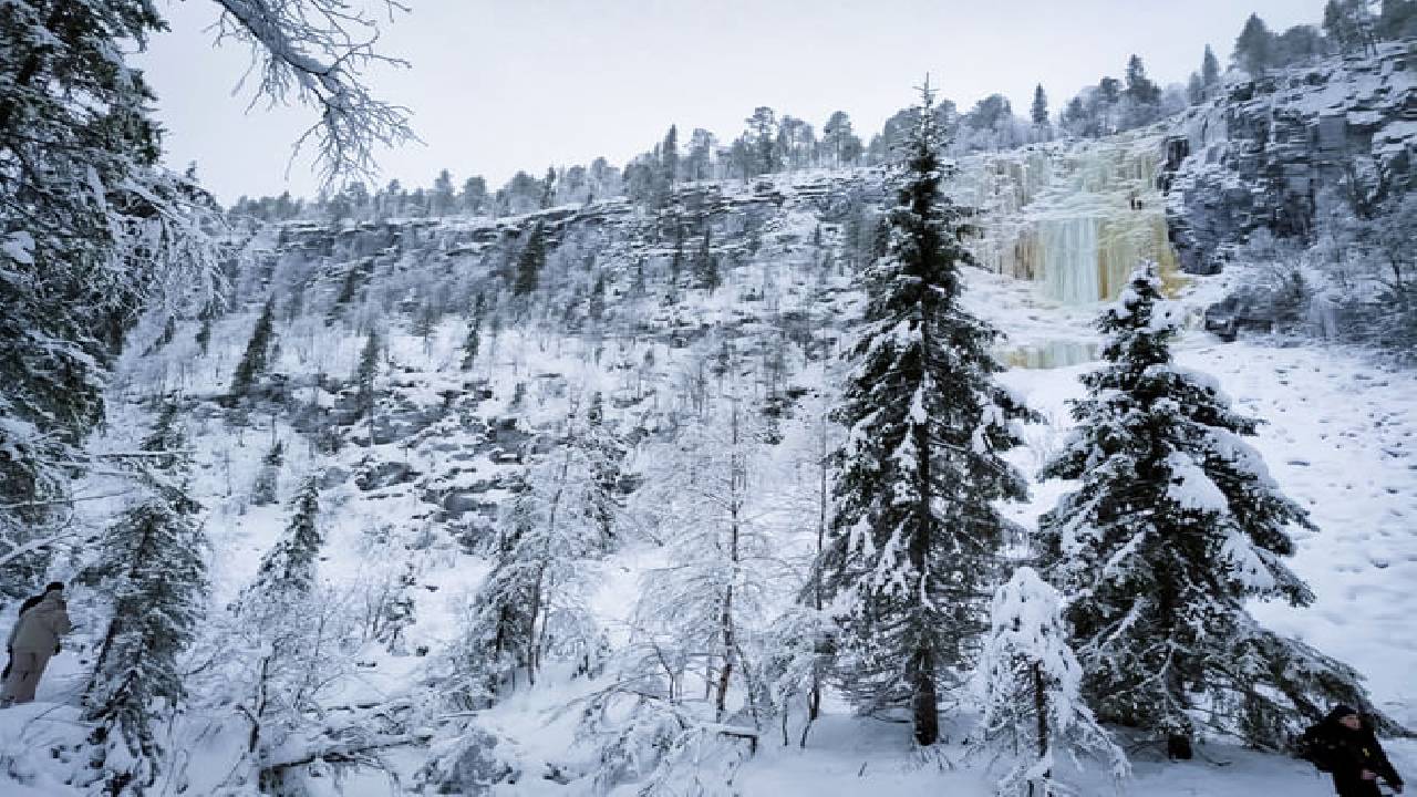 Korouoma Frozen Waterfalls Hike Tour & Barbeque - Small Group