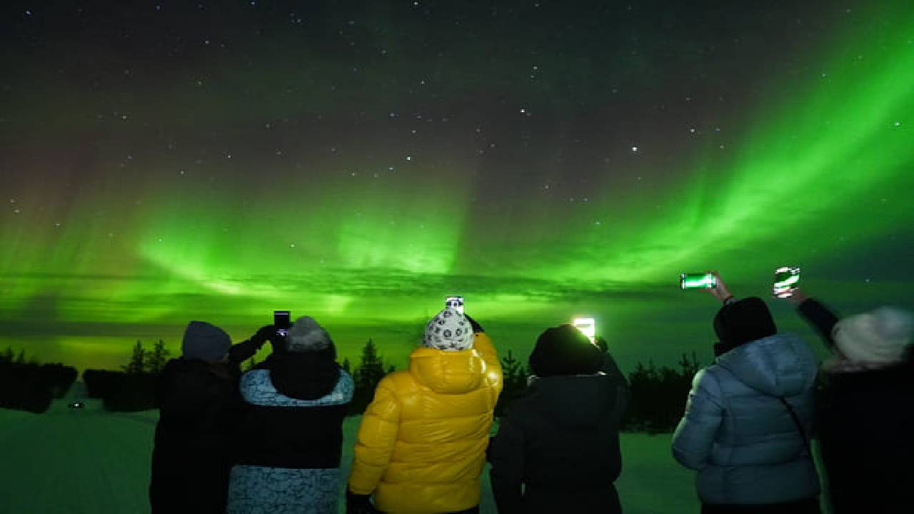Unlimited Northern Lights Guarantee Tour with Photographer & Unlimited Mileage/Time - Small Group