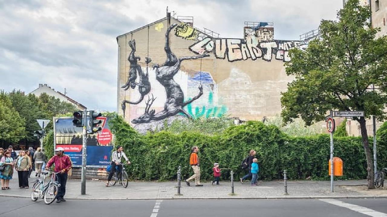 Berlin: Kreuzberg Street Art & Urban Life Walking Audio Tour on a Mobile App