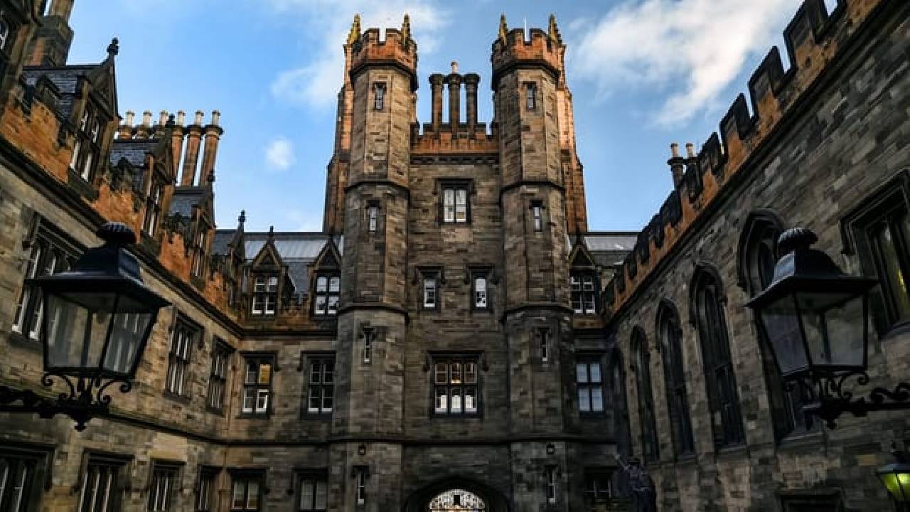 Edinburgh: Harry Potter Themed Private Audio Tour with Mobile App
