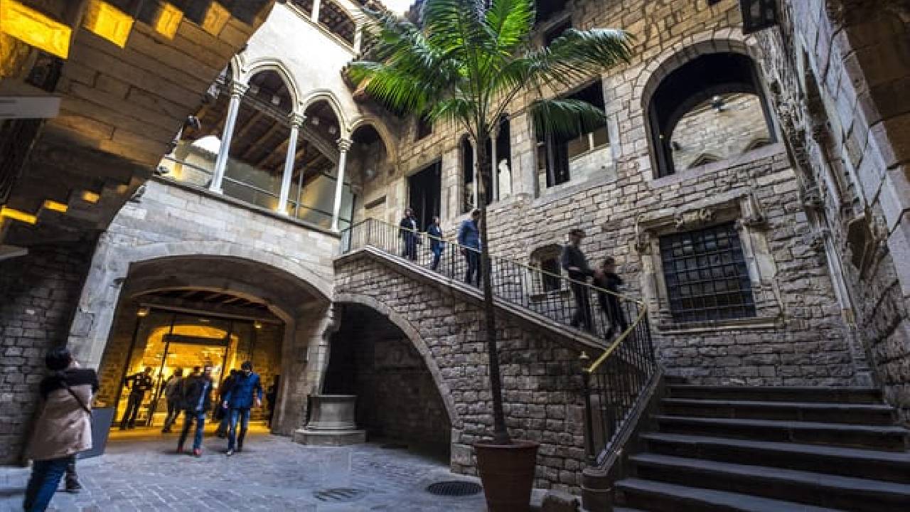 El Born & Picasso Museum: Skip-the-Line Ticket & Walking Audio Tour