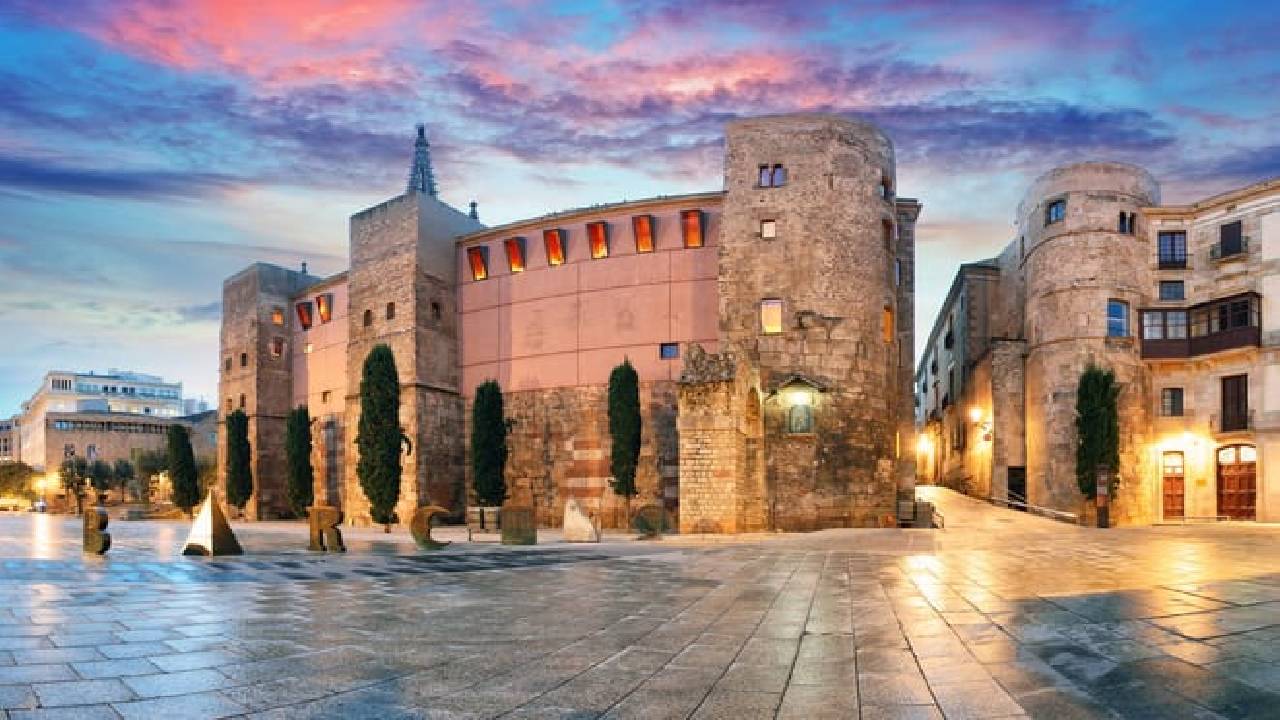 Barcelona Walking Audio Tour: Discover the Heritage of the Catalan Capital