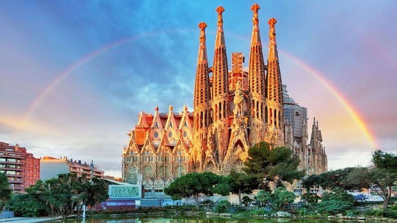 Sagrada Familia: Fast-Track Ticket and Audio Tour on Mobile App (ES)