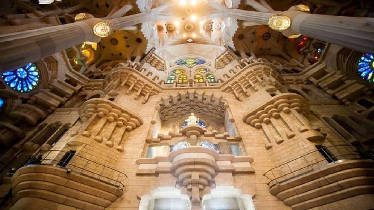 Sagrada Familia: Fast-Track Ticket and Audio Tour on Mobile App (ES)
