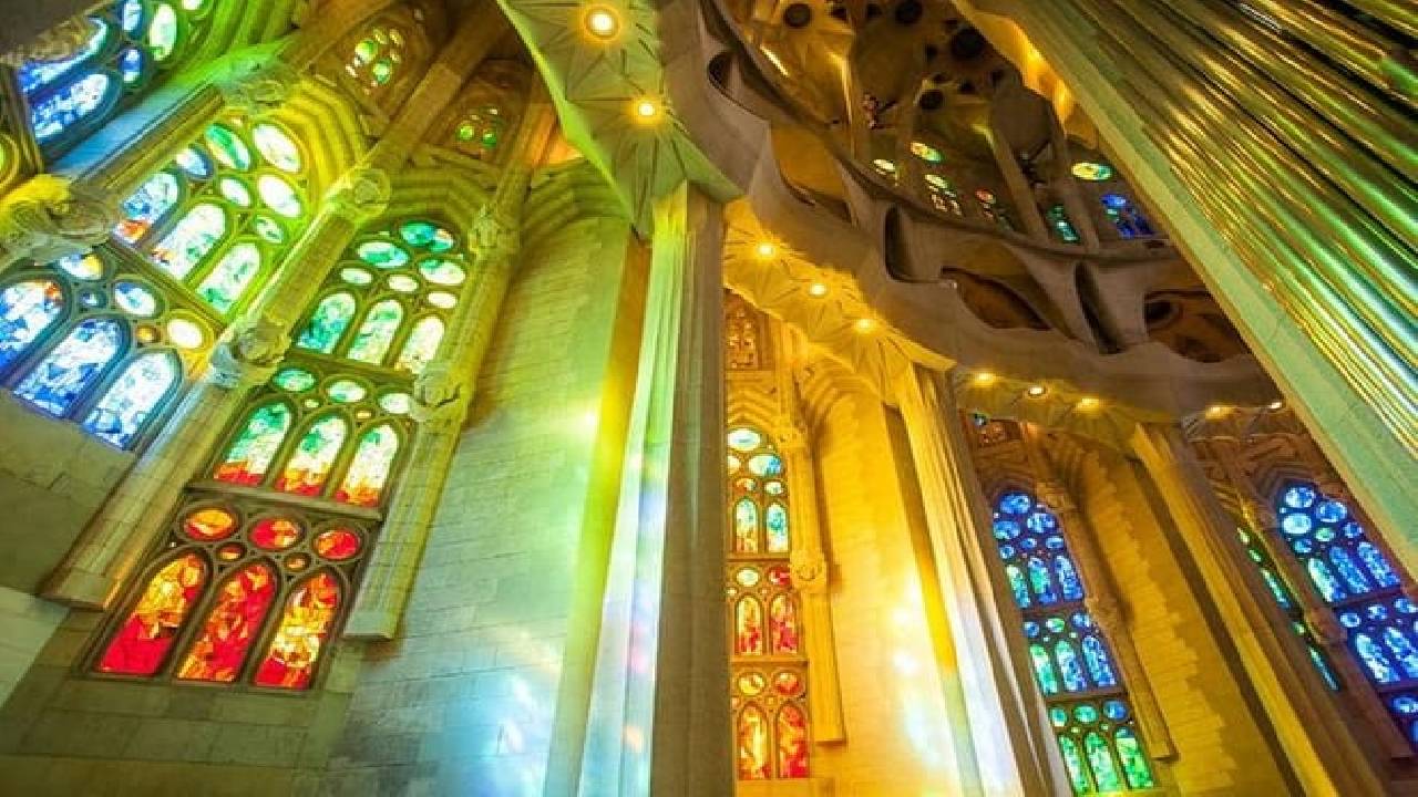 Sagrada Familia: Fast-Track Ticket and Audio Tour on Mobile App (ES)