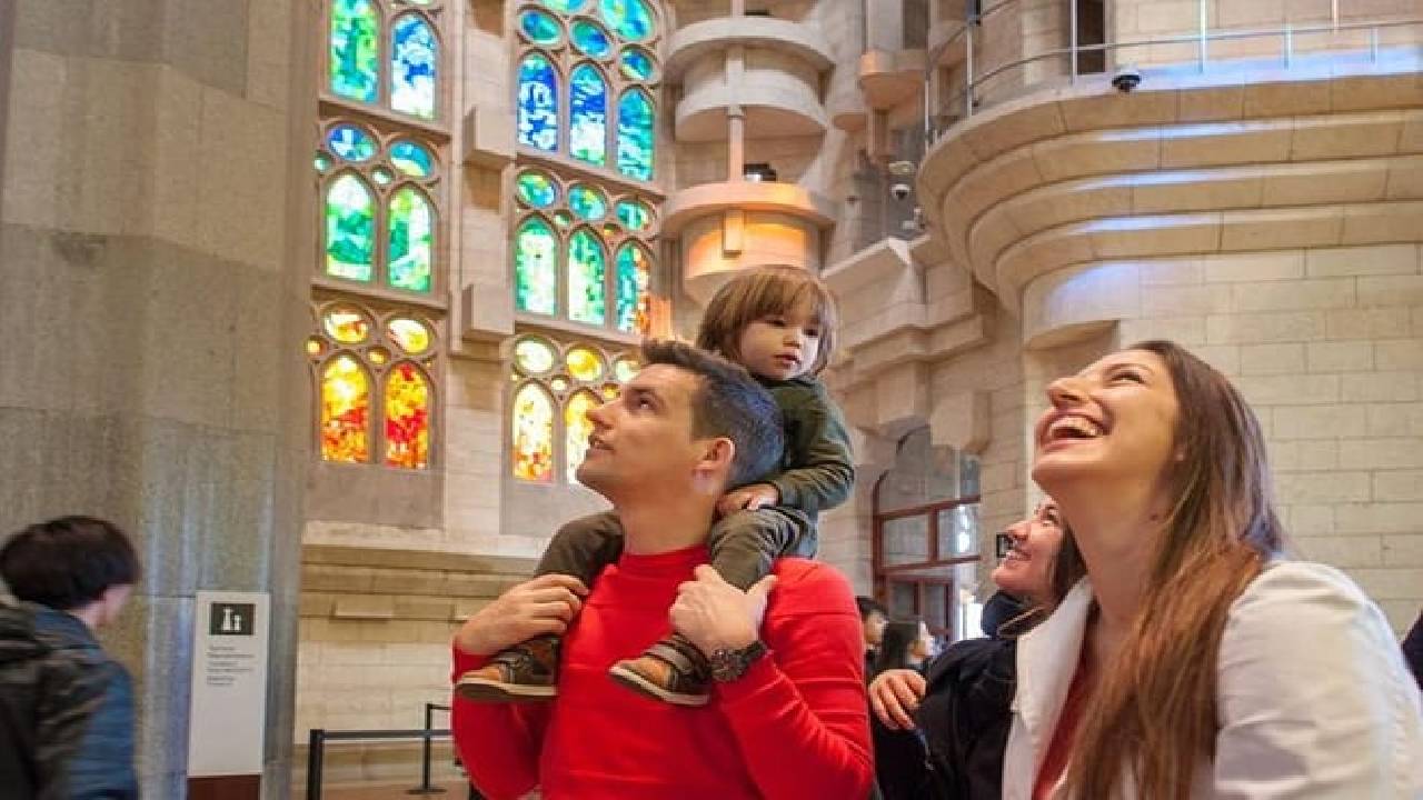 Sagrada Familia: Fast-Track Ticket and Audio Tour on Mobile App (ES)