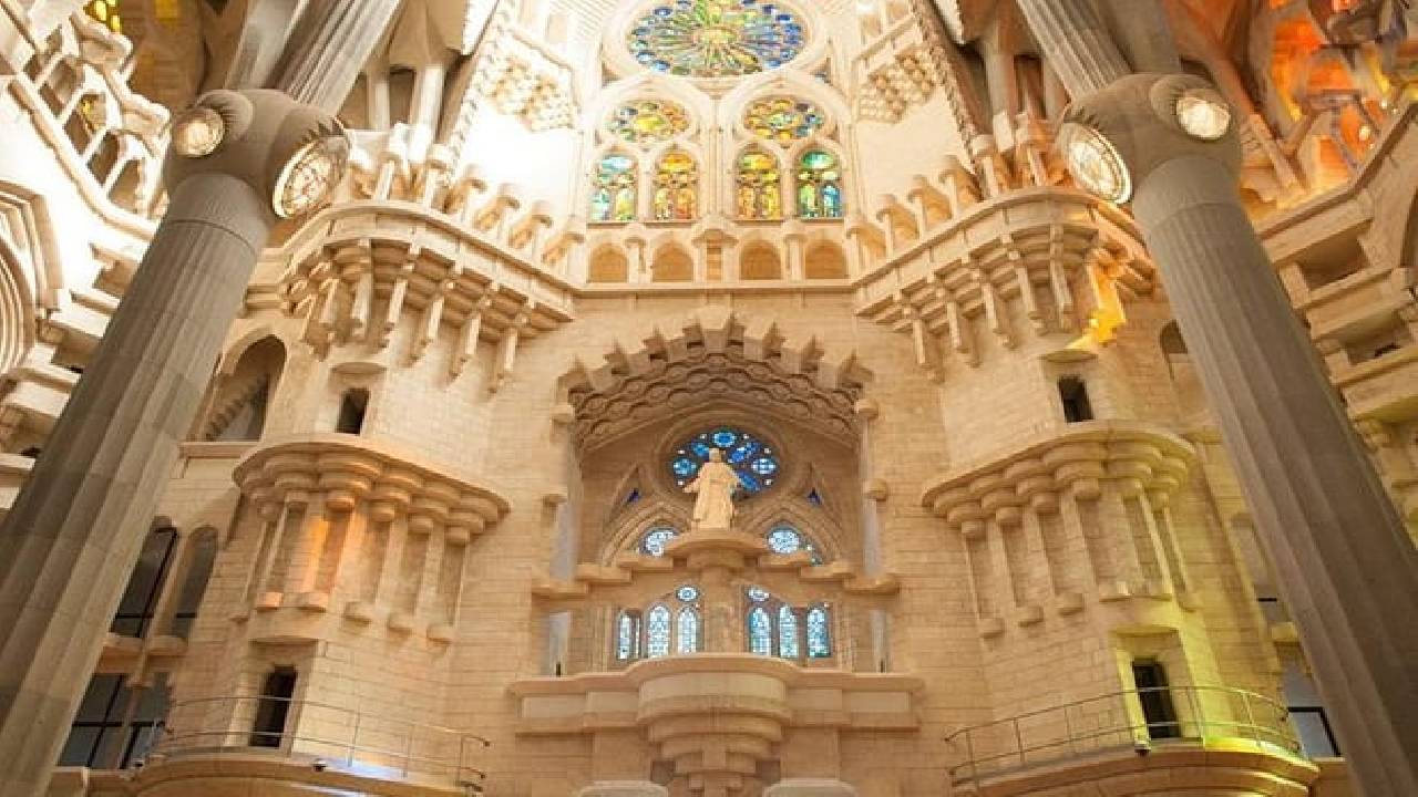 Sagrada Familia: Fast-Track Ticket and Audio Tour on Mobile App (ES)