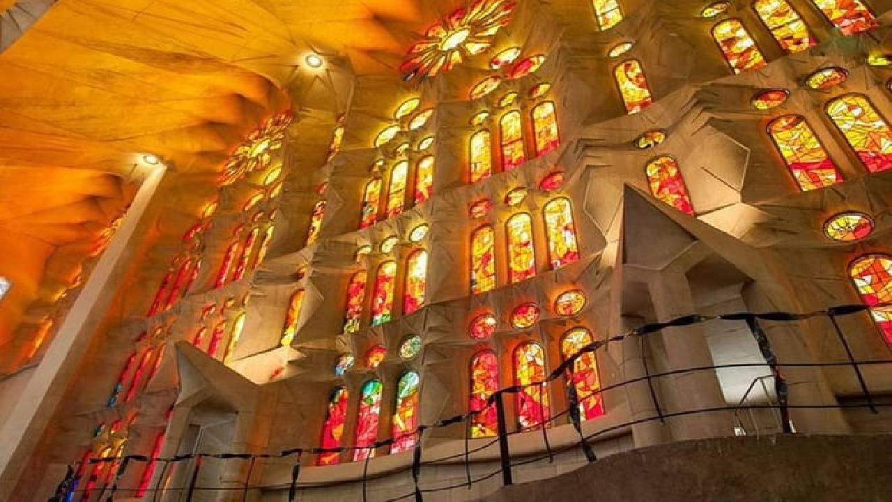 Sagrada Familia: Fast-Track Ticket and Audio Tour on Mobile App (ES)
