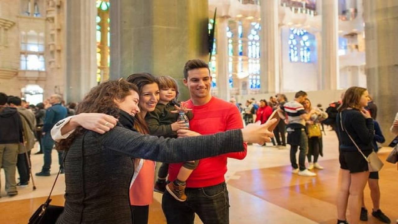 Sagrada Familia: Fast-Track Ticket and Audio Tour on Mobile App (ES)