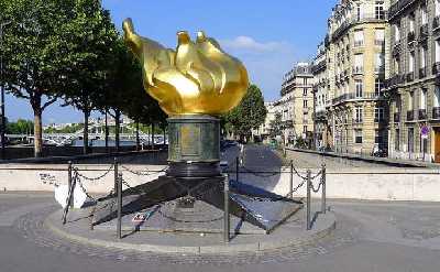 Discovering Paris: Walking Audio Tour along the River Seine