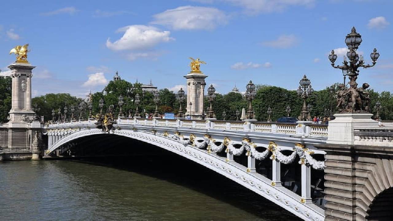 Discovering Paris: Walking Audio Tour along the River Seine