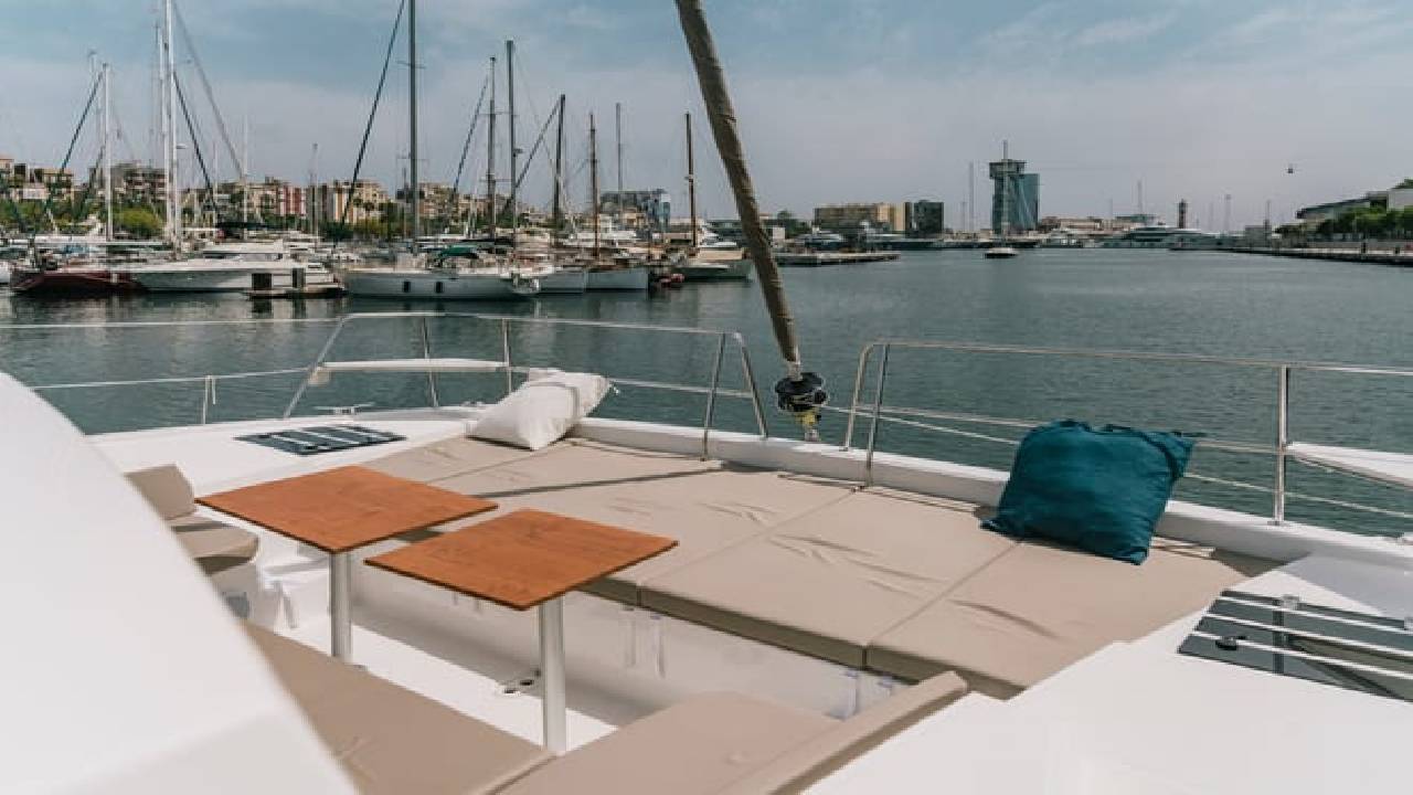 2 hours private luxury catamaran Barcelona (Bali 4.1)