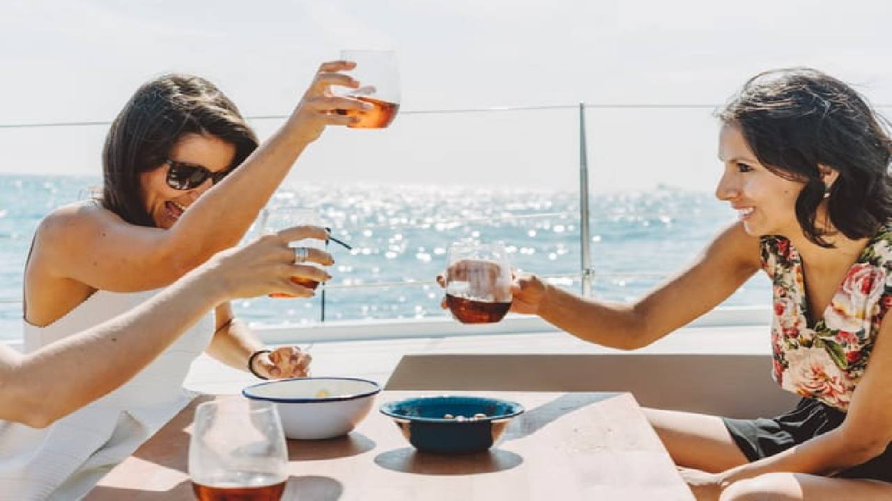 2 hours private luxury catamaran Barcelona (Bali 4.1)