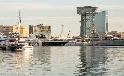 2 hours private luxury catamaran Barcelona (Bali 4.2)