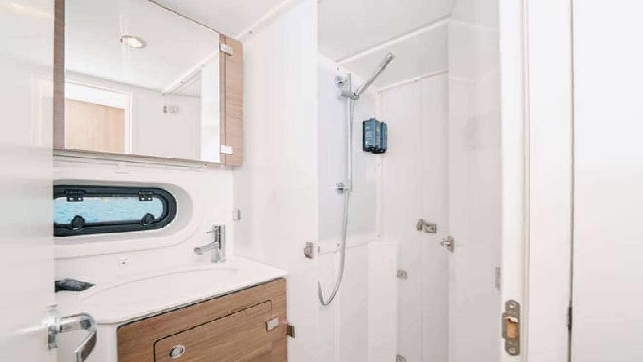 2 hours private luxury catamaran Barcelona (Bali 4.2)