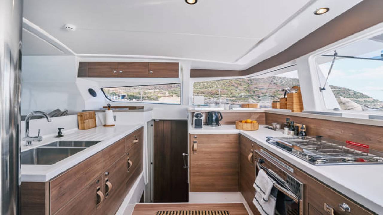 2 hours private luxury catamaran Barcelona (Bali 4.2)