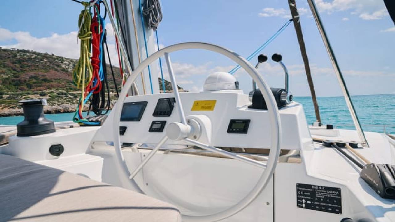 2 hours private luxury catamaran Barcelona (Bali 4.2)