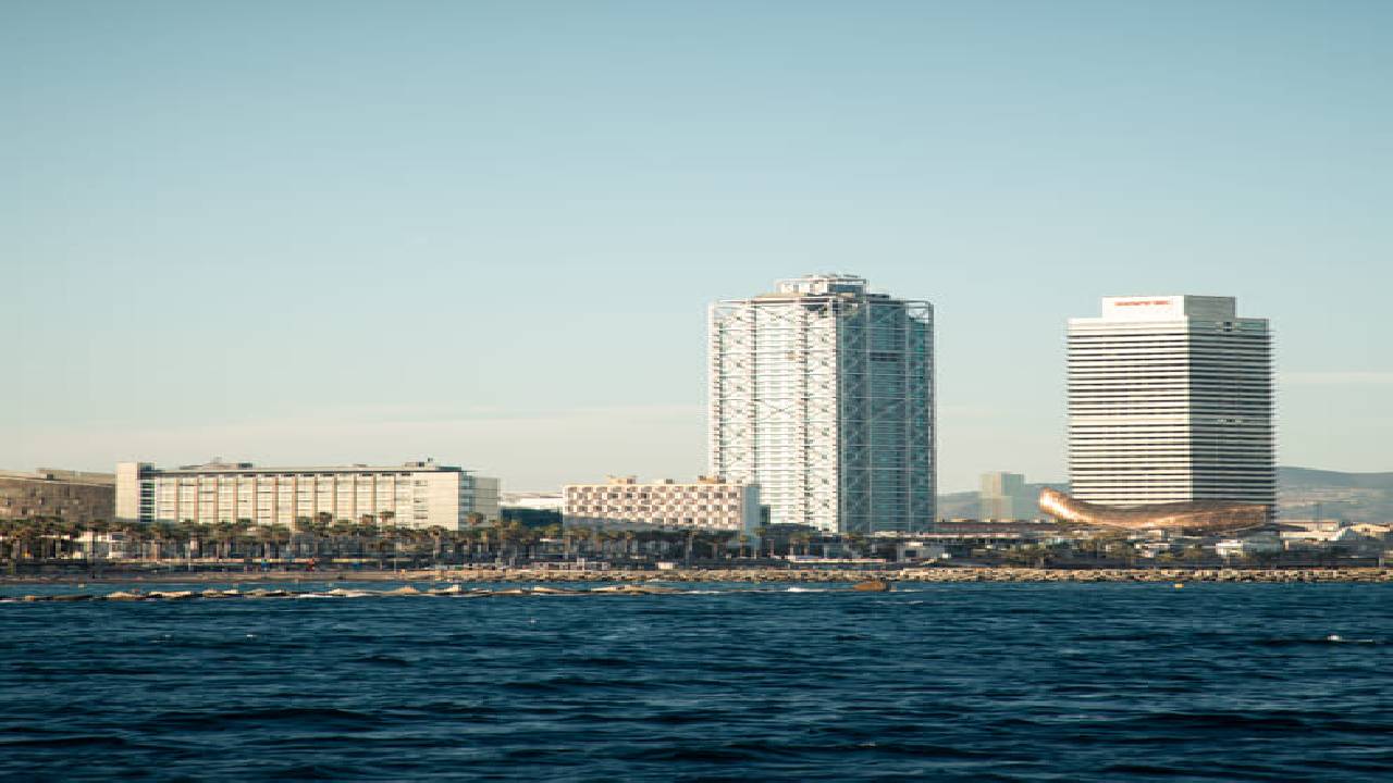 3 hours private luxury catamaran Barcelona (Bali 4.1)