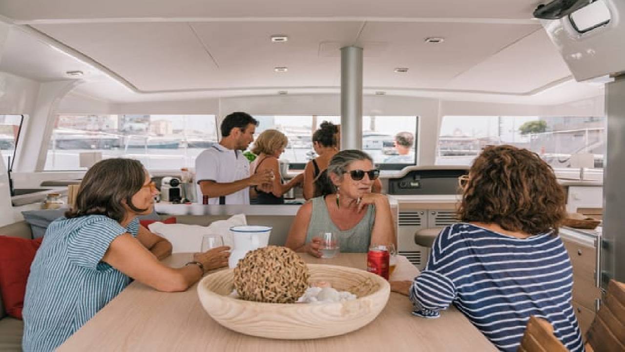 4 hours private luxury catamaran Barcelona (Bali 4.1)