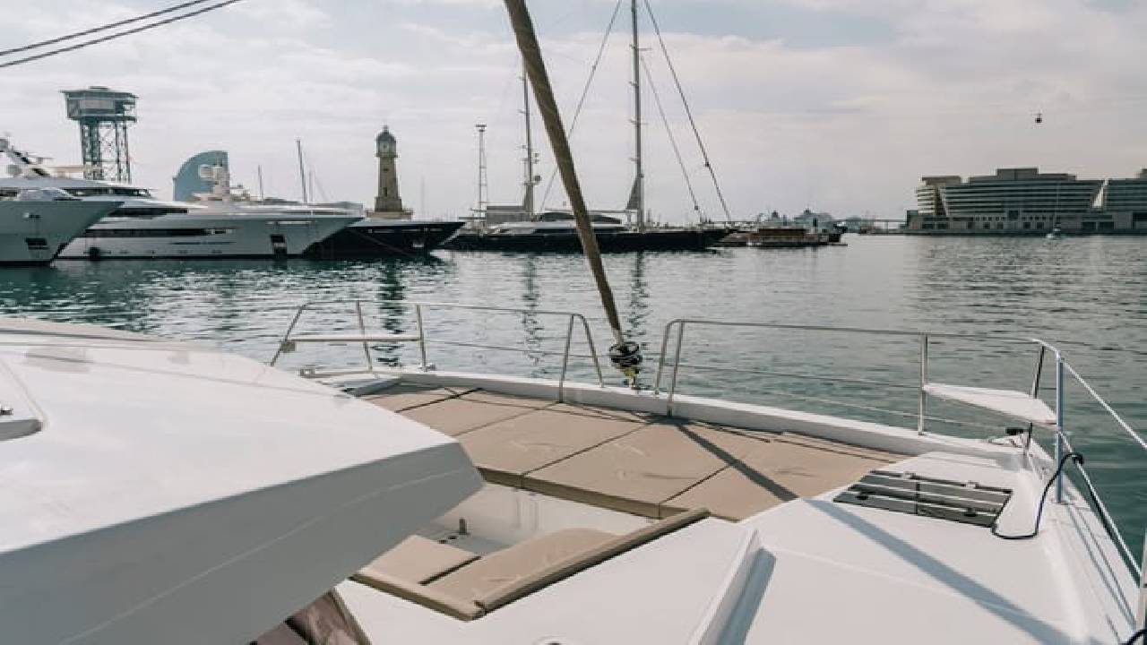 4 hours private luxury catamaran Barcelona (Bali 4.1)