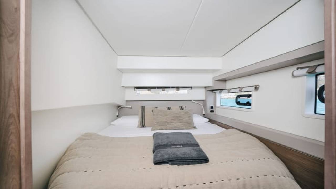 4 hours private luxury catamaran Barcelona (Bali 4.2)