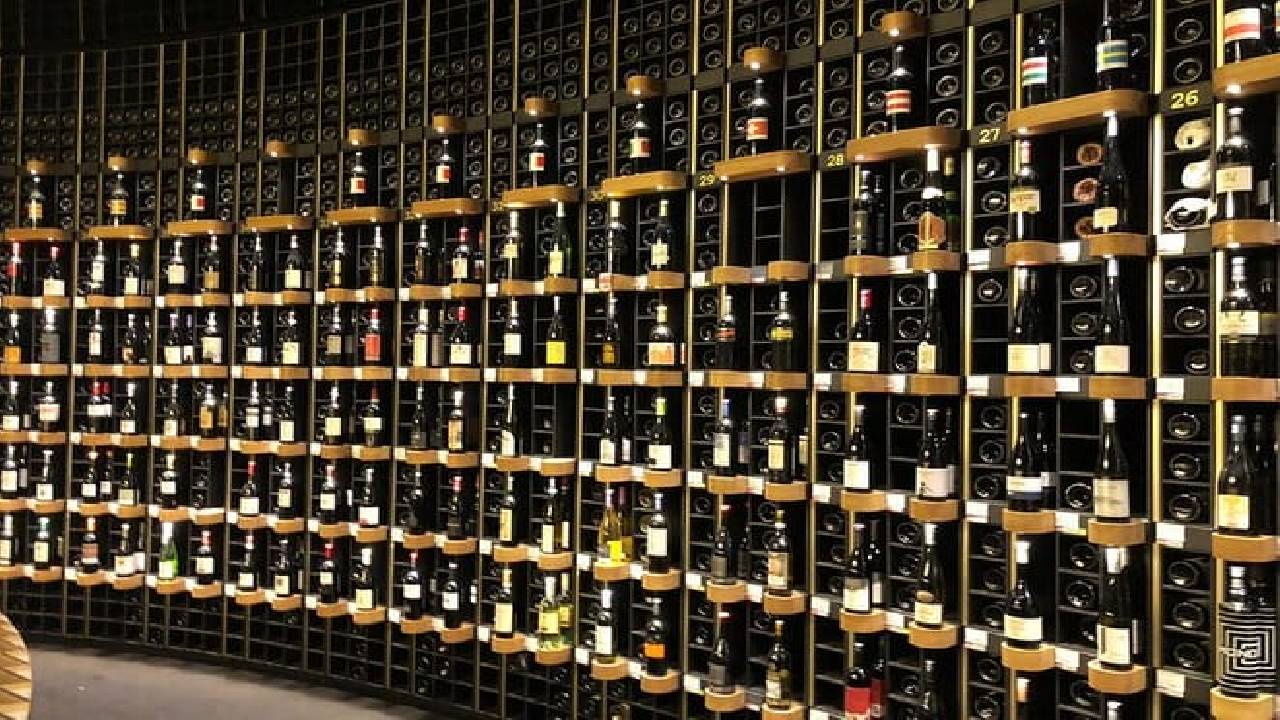 Wine, Sweet and Savory Food Private Walking Tour in Bordeaux