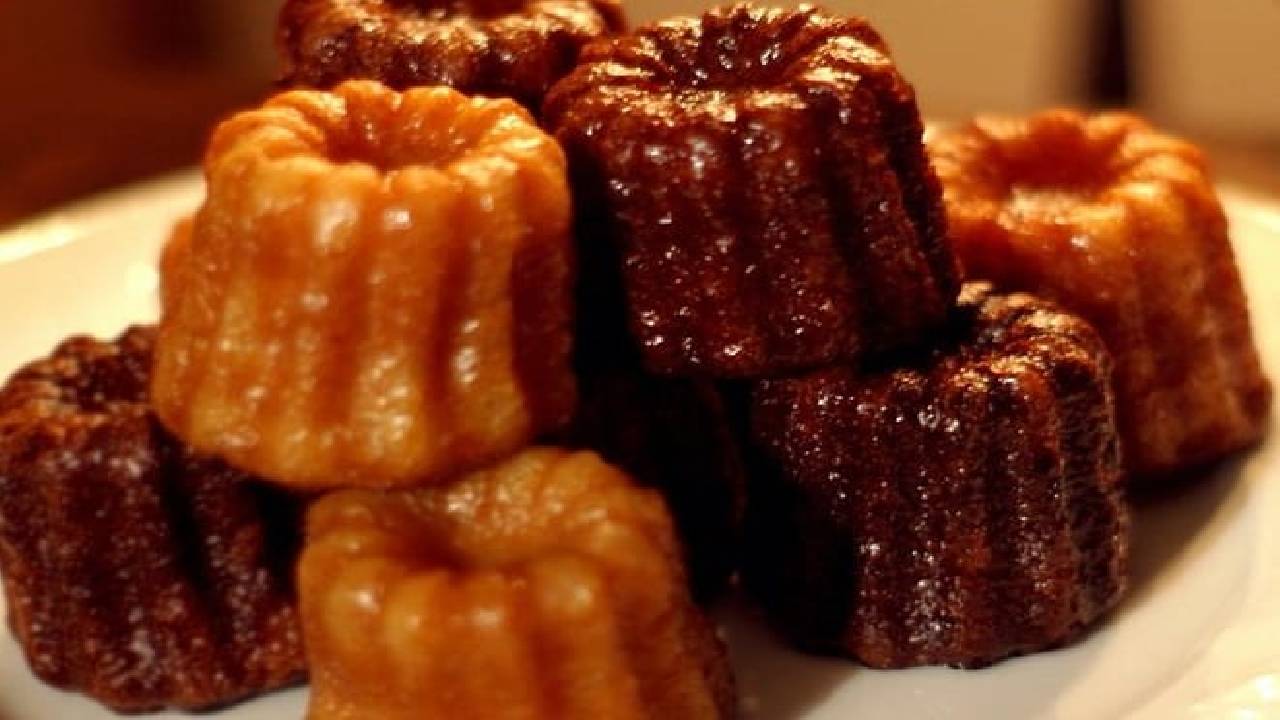 Wine, Sweet and Savory Food Private Walking Tour in Bordeaux