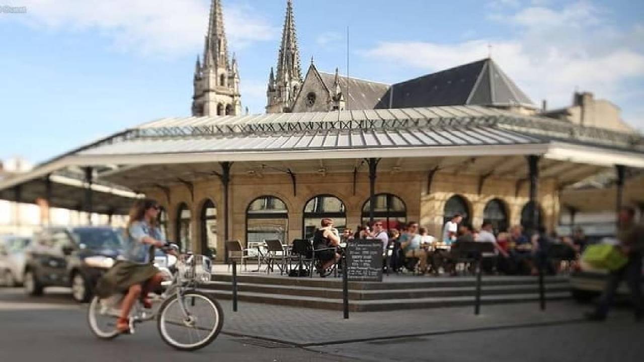 Wine, Sweet and Savory Food Private Walking Tour in Bordeaux