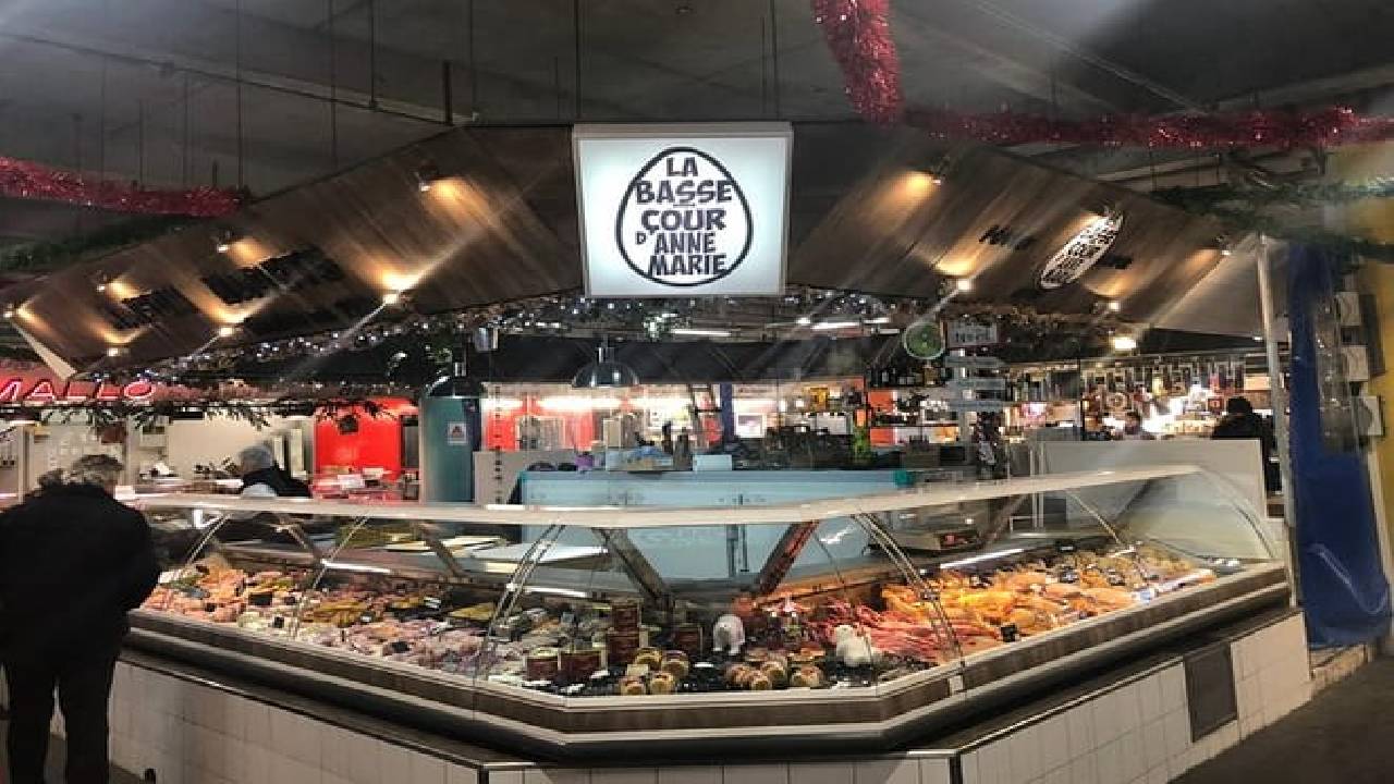 Wine, Sweet and Savory Food Walking Tour in Bordeaux