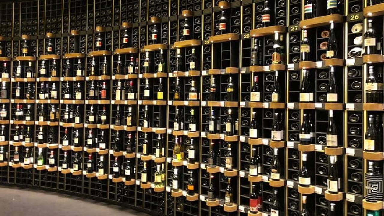 Wine, Sweet and Savory Food Walking Tour in Bordeaux