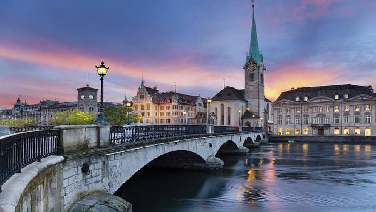 Walking tour of Zurich - your first overview of the city (Private Tour)