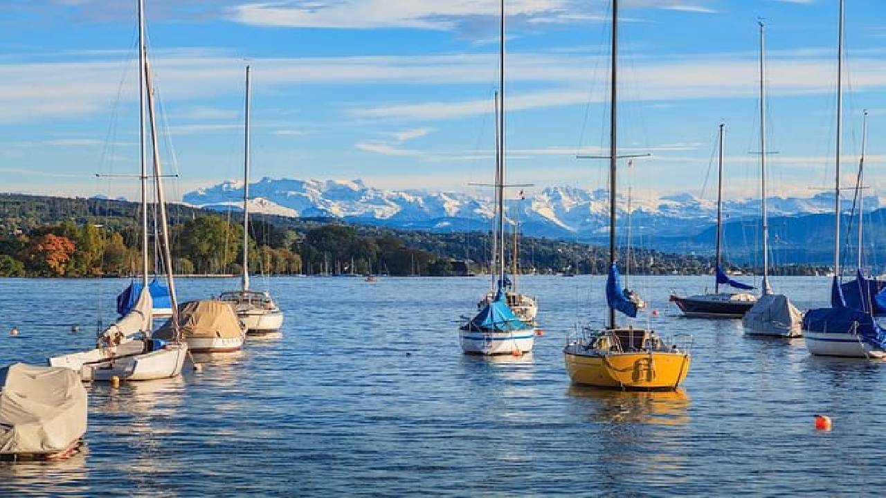 Zurich, Einsiedeln and Rapperswil by private vehicle and boat (Private Tour)!