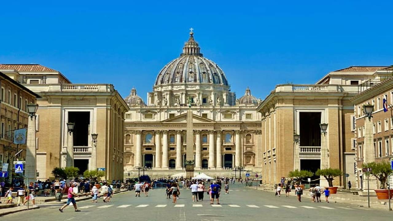 St Peter's Basilica and the Dome with Castel Sant'Angelo Private Tour