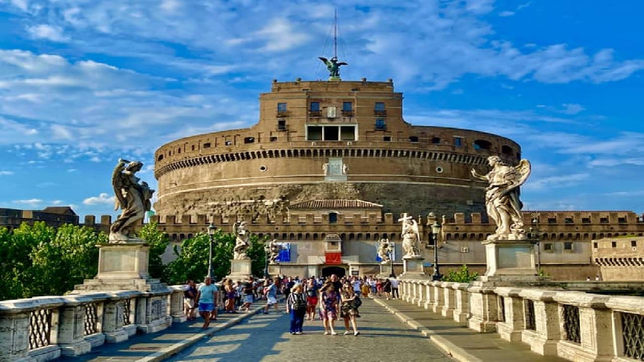 St Peter's Basilica and the Dome with Castel Sant'Angelo Private Tour