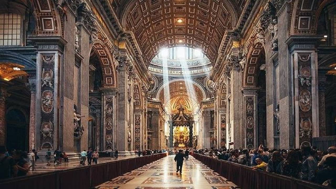 St Peter's Basilica and the Dome with Castel Sant'Angelo Private Tour