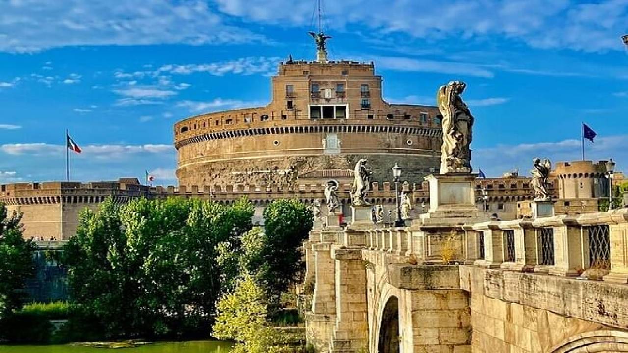 St Peter's Basilica and the Dome with Castel Sant'Angelo Private Tour