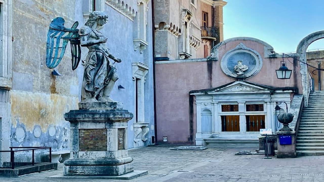 St Peter's Basilica and the Dome with Castel Sant'Angelo Private Tour