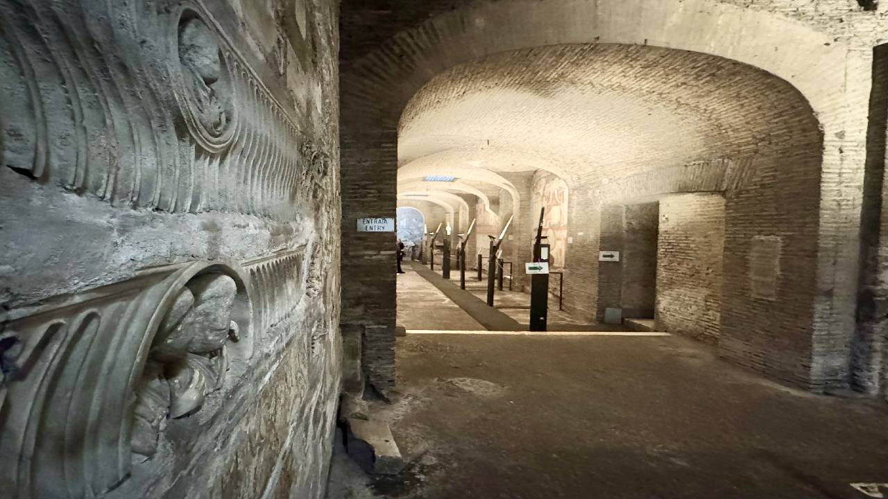 Underground Rome Private Tour: San Clemente, St. Peter in Chains & Ludus Magnus