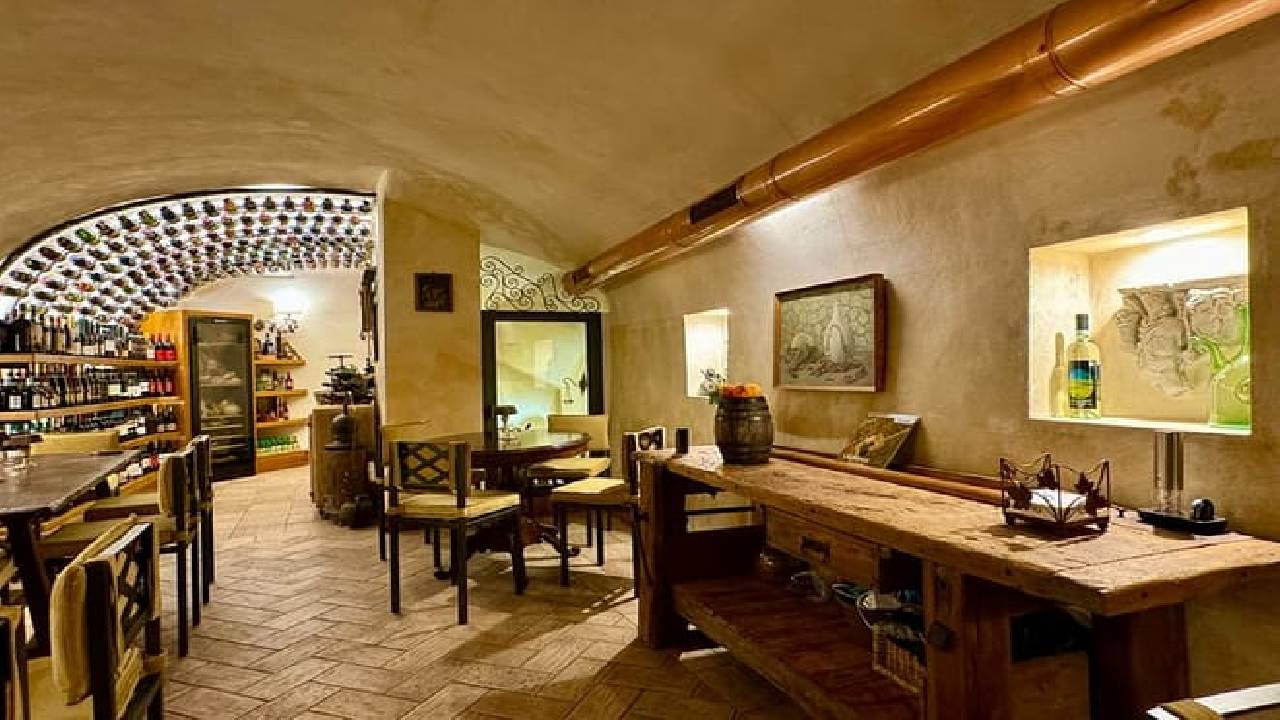 Rome Exclusive Private Chauffeured Tour with Food Tasting and Paired Wine