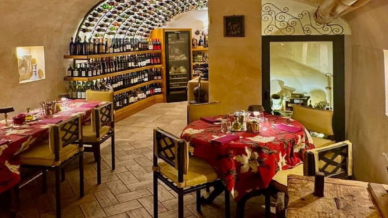 Rome Exclusive Private Chauffeured Tour with Food Tasting and Paired Wine