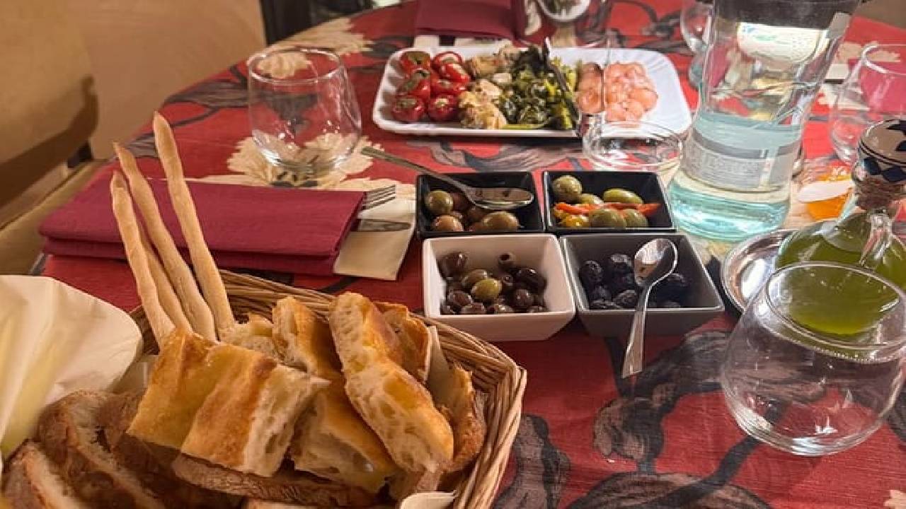 Rome: Trastevere Gourmet Food and Wine Tasting Experience