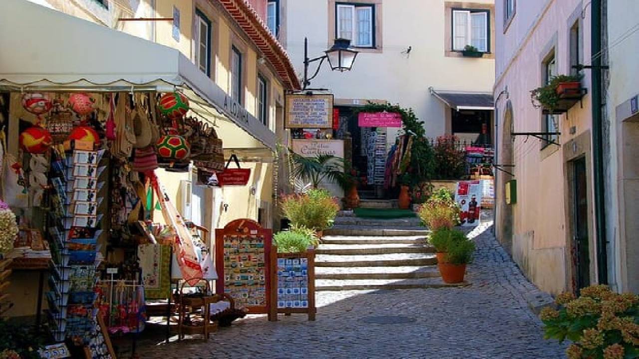 Lisbon: Guided tour of Sintra, Pena, Cabo da Roca & Cascais