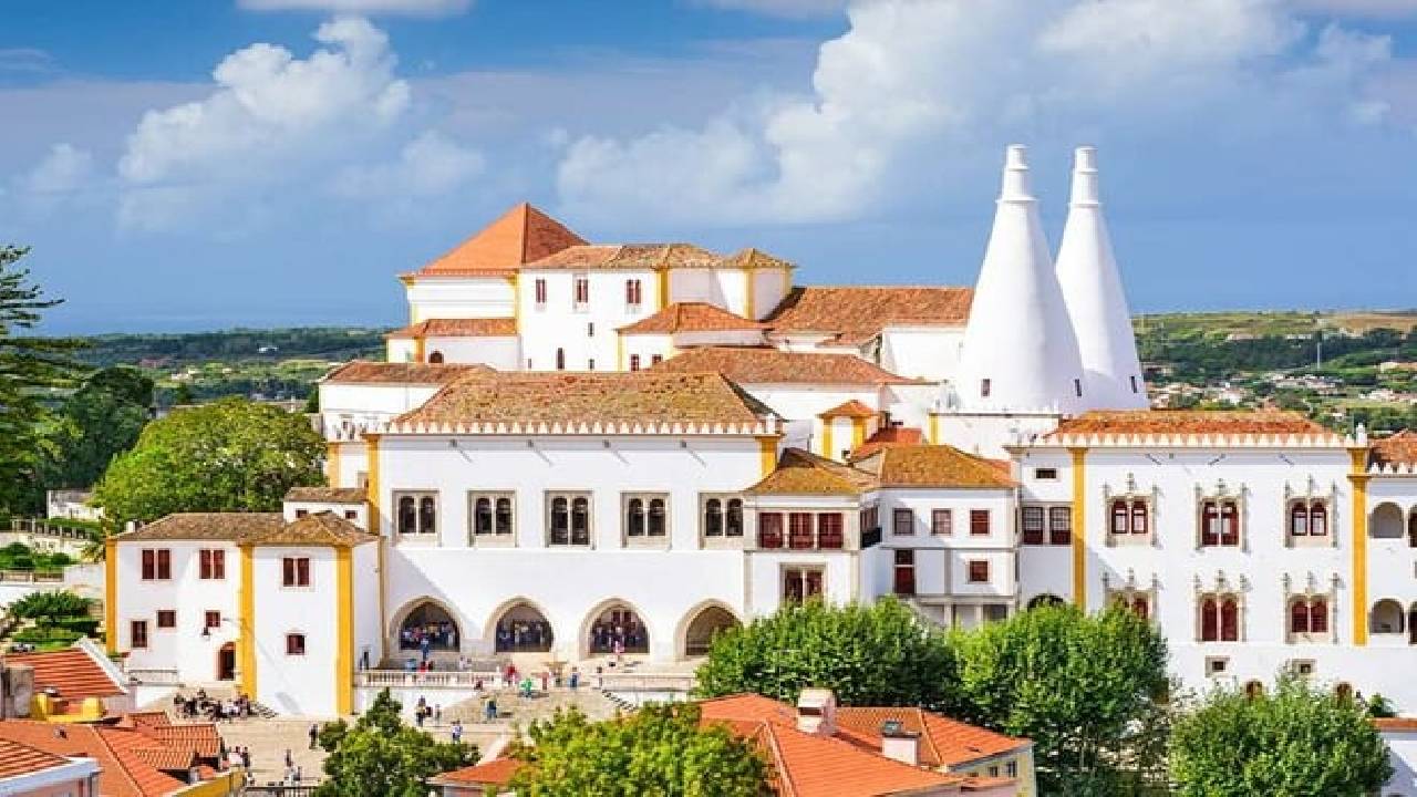 Lisbon: Guided tour of Sintra, Pena, Cabo da Roca & Cascais