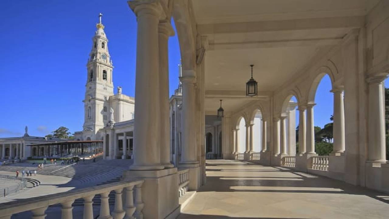 From Lisbon: Fátima, Nazaré, Batalha and Óbidos Guided Tour