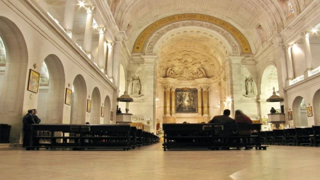 From Lisbon: Fátima, Nazaré, Batalha and Óbidos Guided Tour